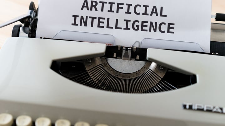 Mașină de scris cu textul Artificial Intelligence