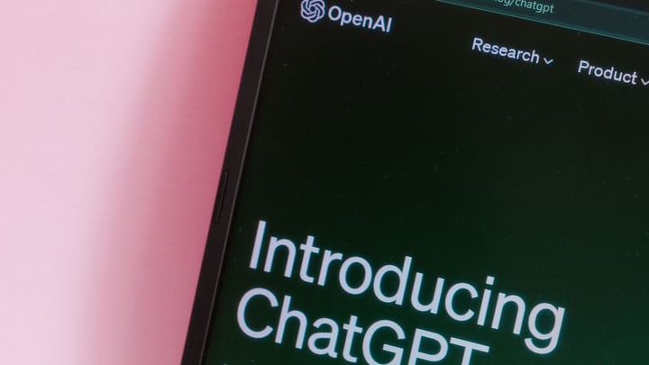 Telefon cu ChatGPT deschis