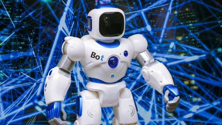 Robot asistent pe fundal digital
