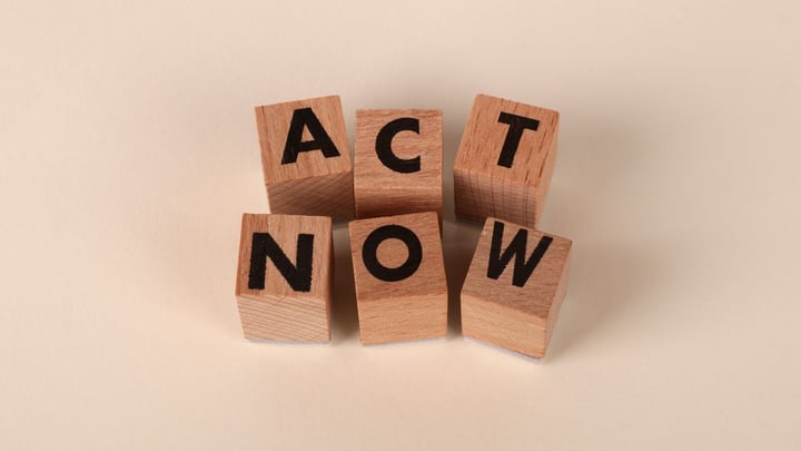 Cuburi din lemn cu textul ACT NOW