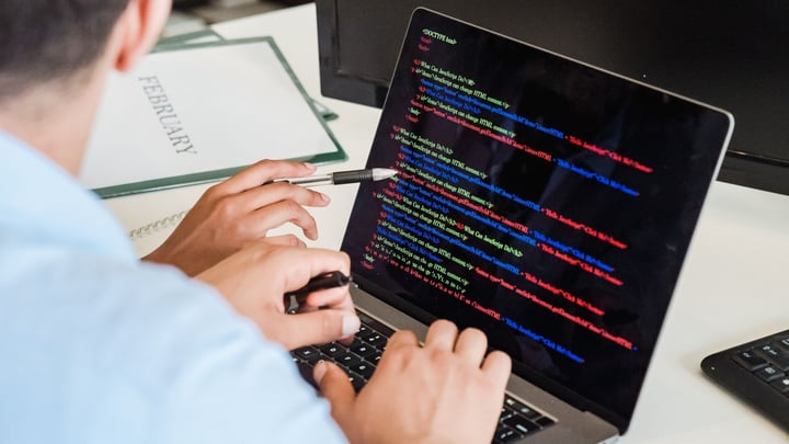 Programator care lucrează la o aplicație SaaS