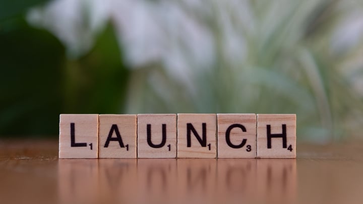 Cuburi din lemn care formează LAUNCH