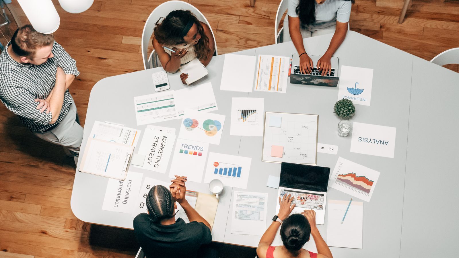 Echipă de marketing care planifică o campanie de lead generation