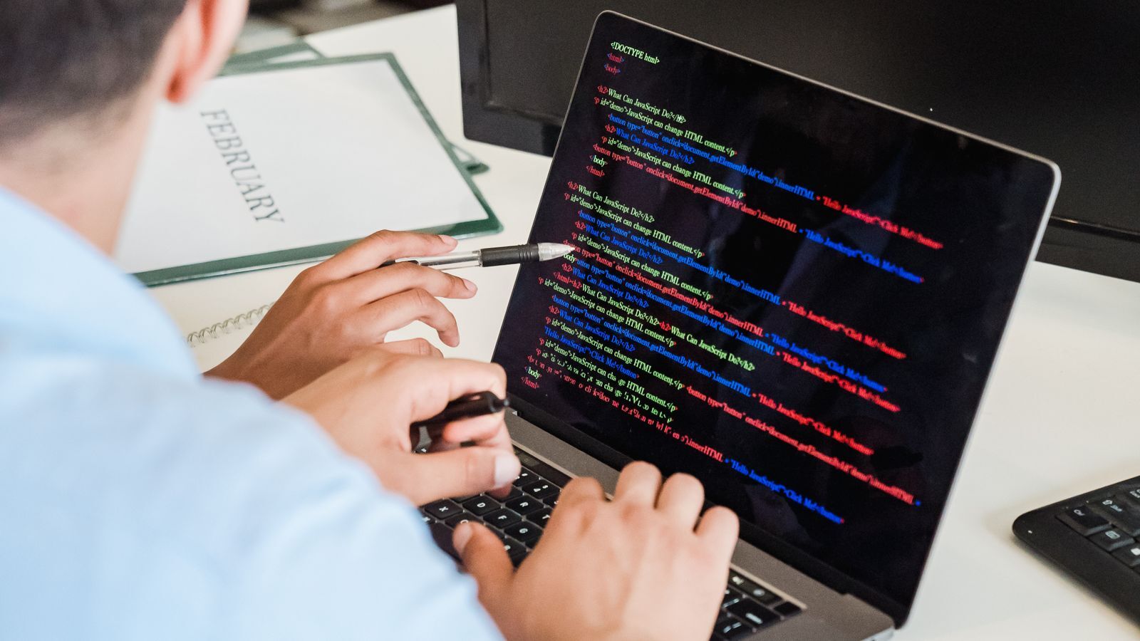 Programator care lucrează la o aplicație SaaS