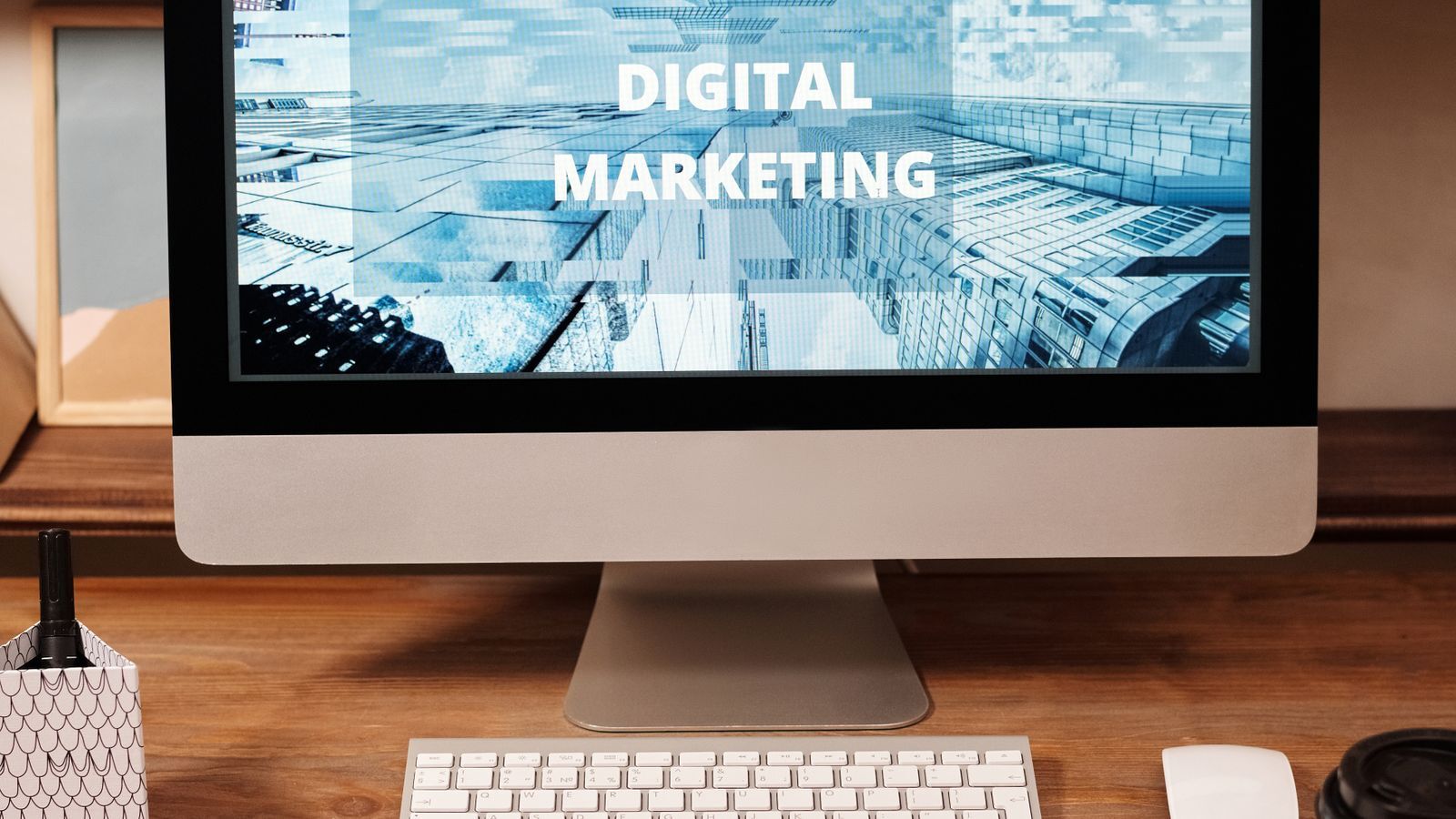 Monitor cu mesajul Digital Marketing