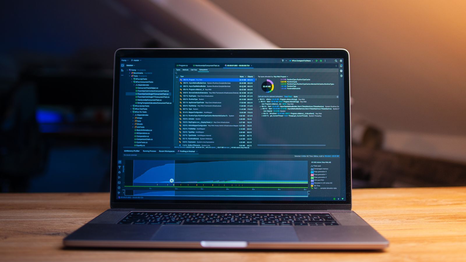 Laptop cu o aplicație software deschisă