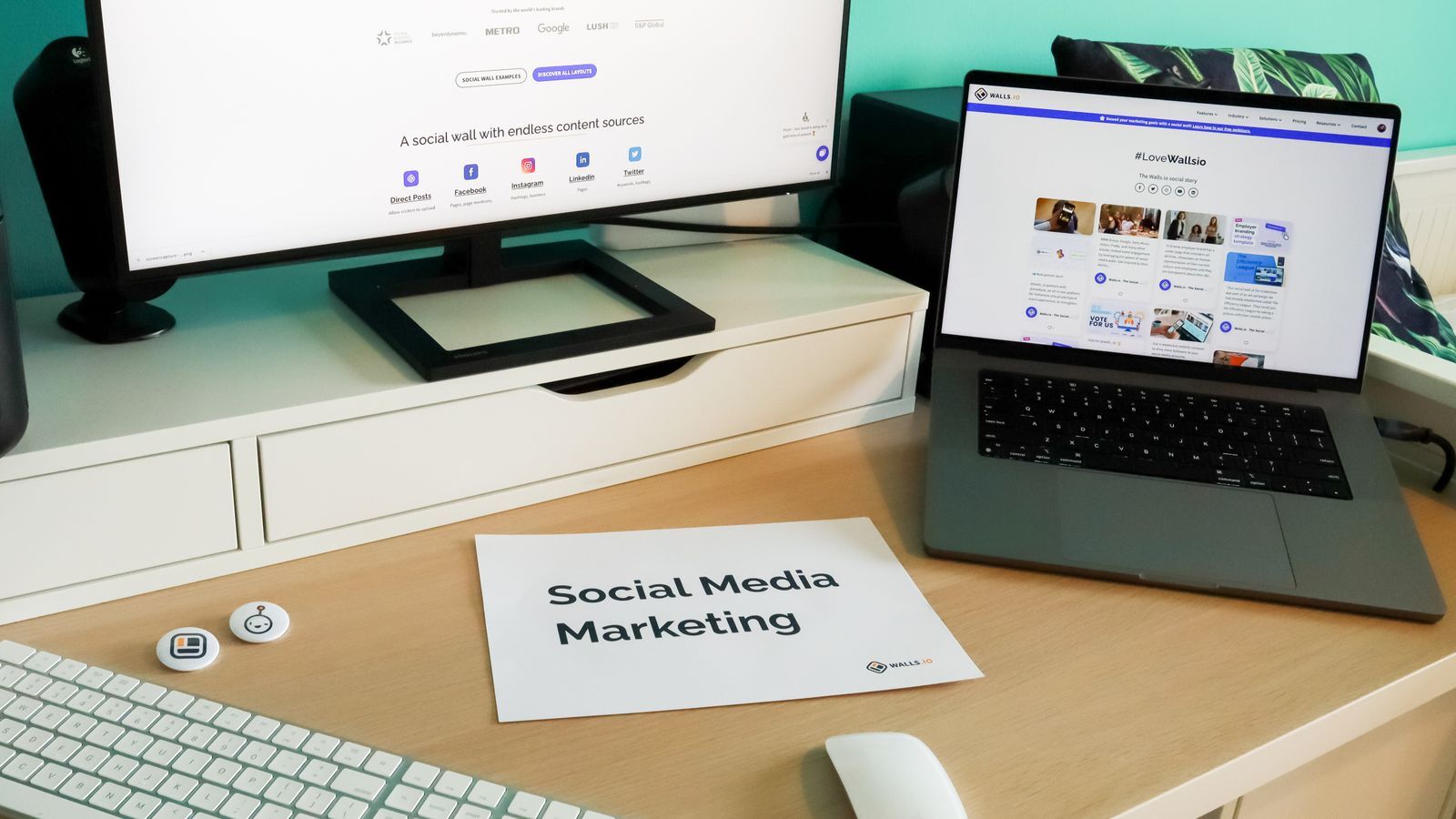 Birou cu materiale de social media marketing